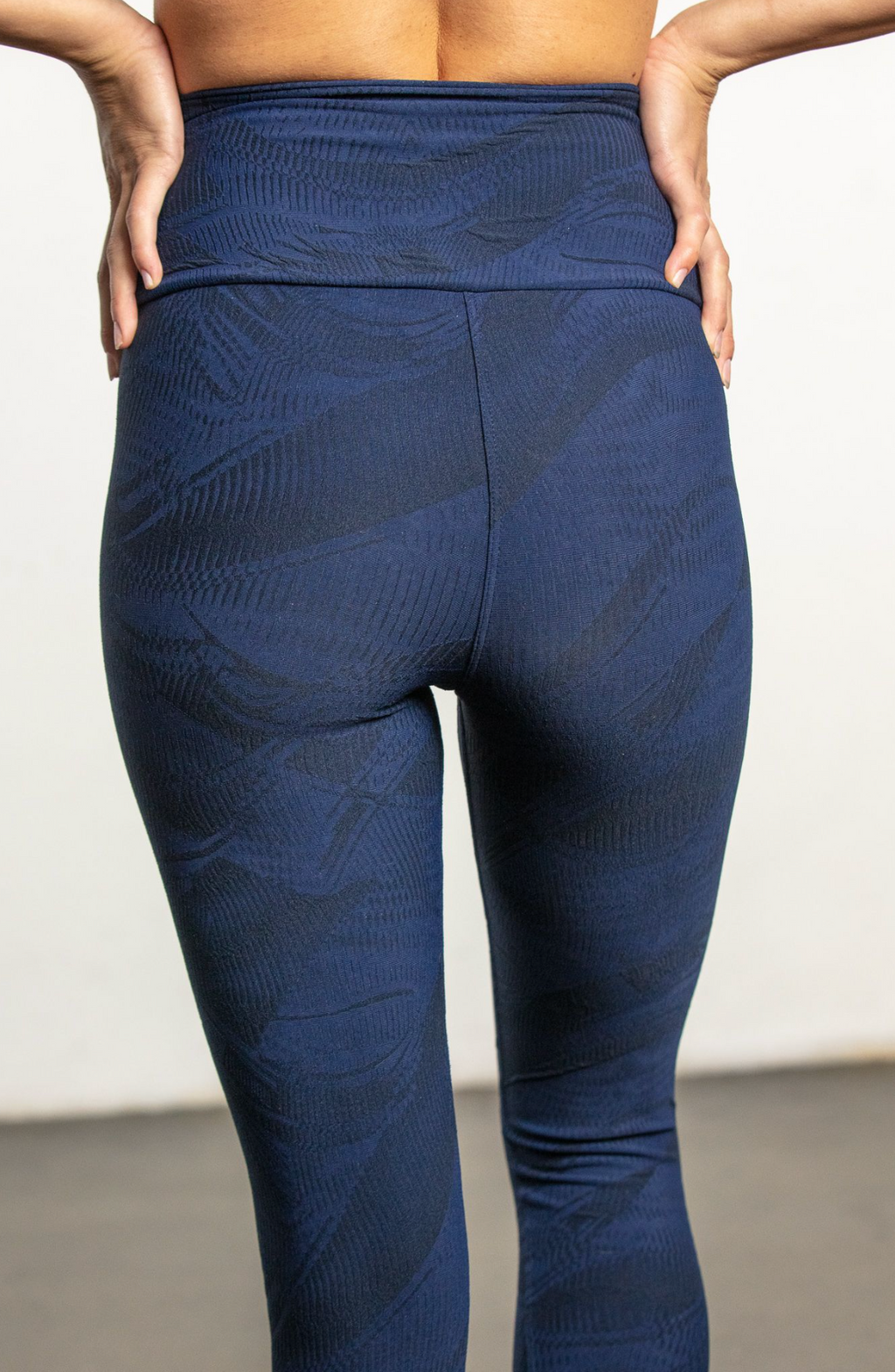 Aria Legging - Navy with Black Swirl